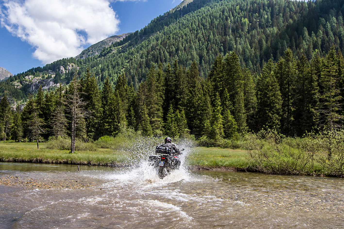 COME+ATTRAVERSARE+UN+FIUME+IN+MOTO