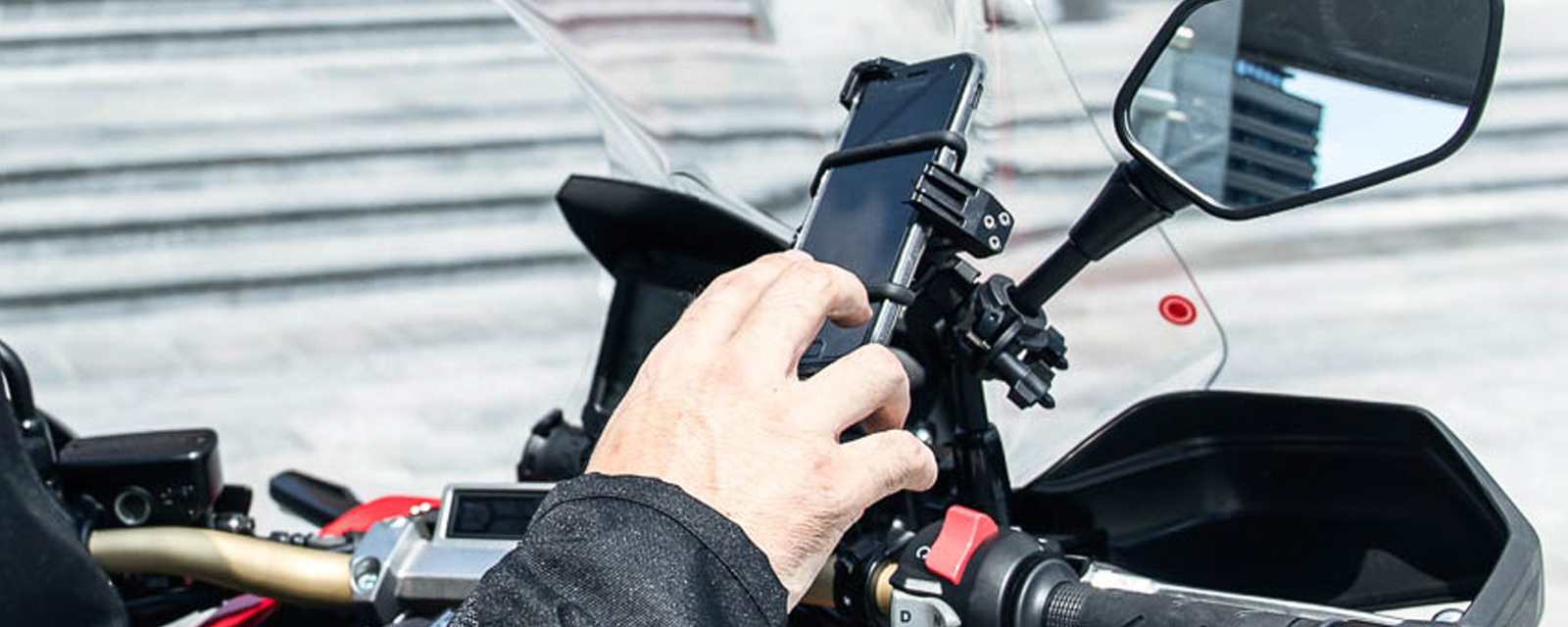 LE+APPLICAZIONI+PER+SMARTPHONE+CHE+FACILITANO+LA+VITA+DEL+MOTOTURISTA